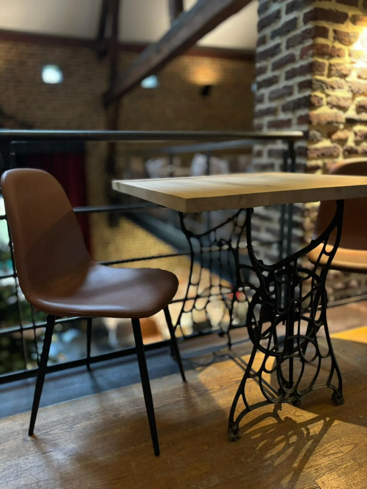 Chaise design et table à piètement Singer en fonte forgée