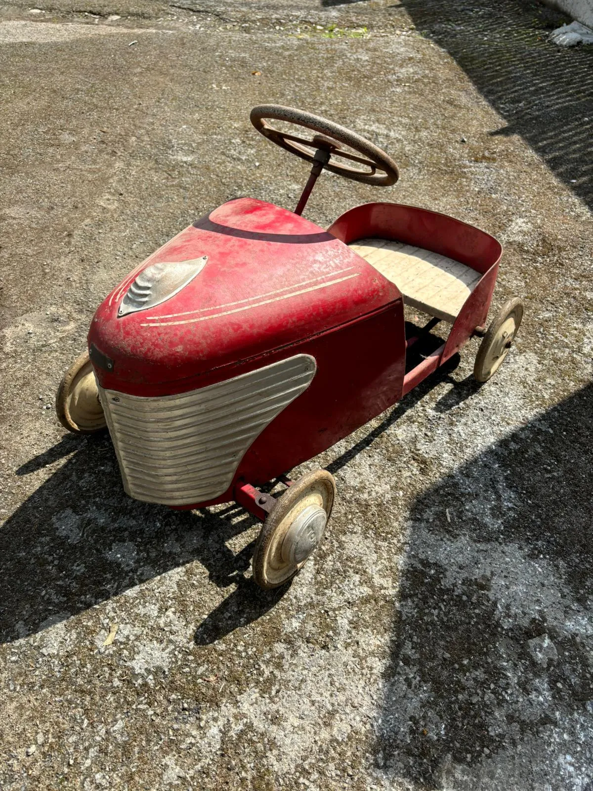 Voiture à pédales ancienne rachetée par Les Deneus