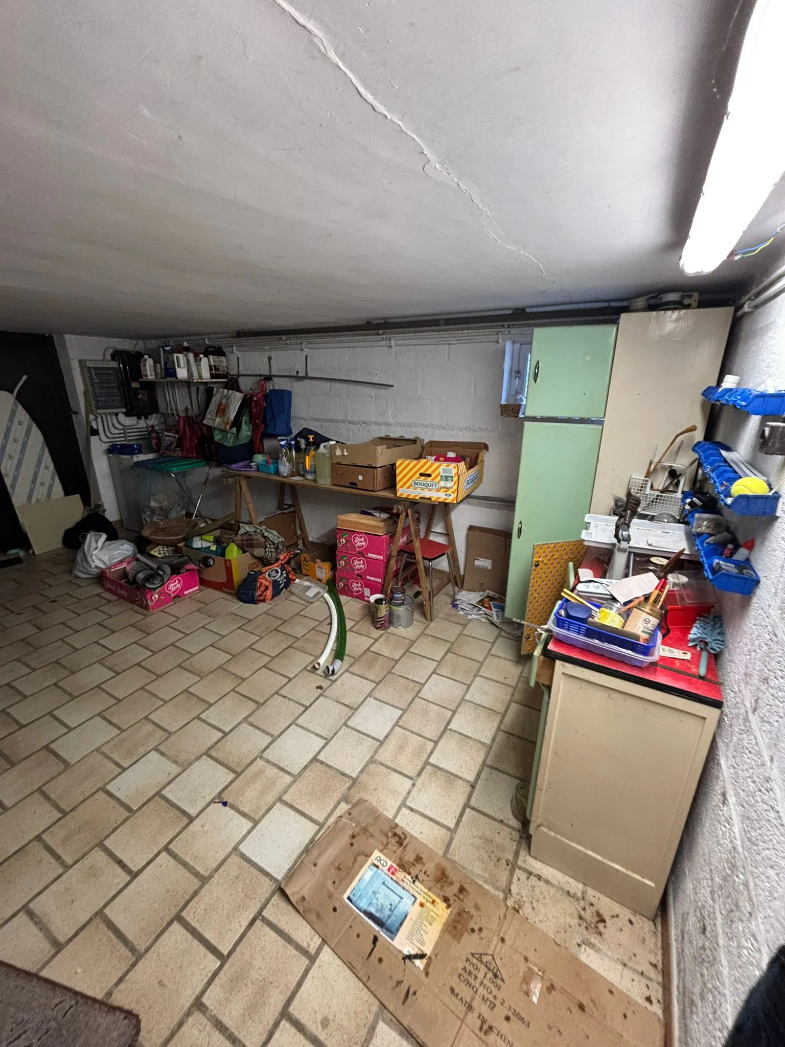 Avant intervention Les Deneus, cave encombrée