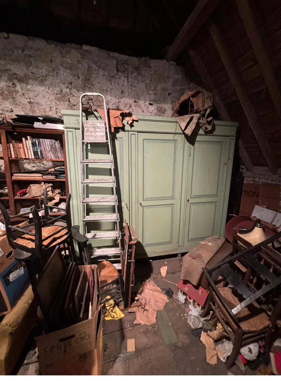 Intérieur d'une maison vidée par Les Deneus